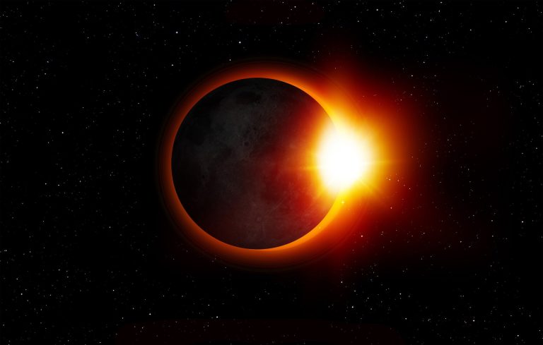 El Ayuntamiento de A Coruña promueve la visión segura del eclipse del 12 de agosto con el reparto de cajas automontables