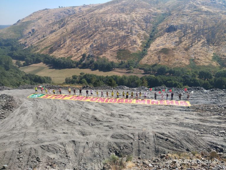 Activistas protestan en terrenos de la mina de A Gudiña (Ourense) contra esta explotación, que consideran «ilegal»