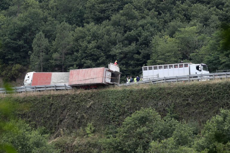Continúa cortada la A-6 durante varios kilómetros por un accidente en Baralla (Lugo)