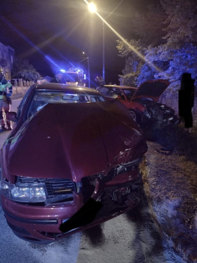 Sucesos.- Un accidente entre dos coches en Lousame (A Coruña) deja heridas a dos personas