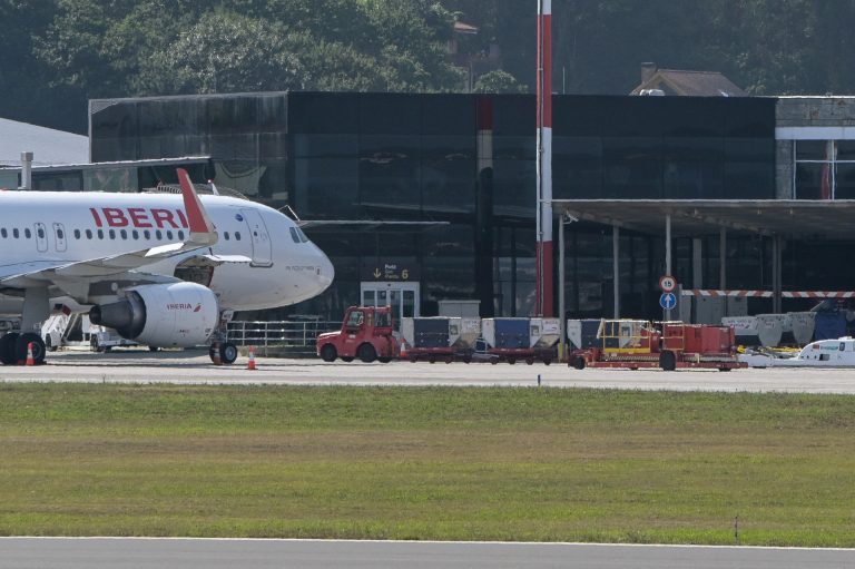 La alcaldesa de A Coruña pide colaboración en las conexiones aéreas a la Xunta, que le reprocha «confrontación»