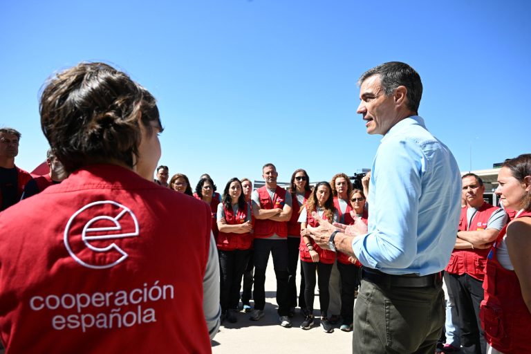 Sánchez recibe a personal del hospital de campaña de Aecid a su regreso de Venezuela, con equipos de Galicia