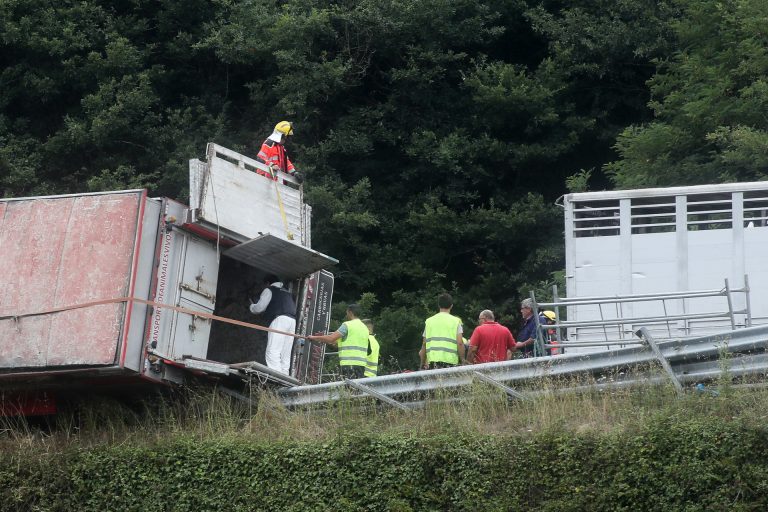 Reabre a la circulación la A-6 tras permanecer cortada día y medio por el vuelco de un camión en Baralla (Lugo)