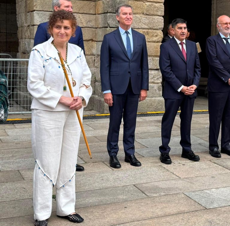 Un traje hecho con sábanas de lino que homenajea a Begoña Caamaño: el ‘look’ de Goretti Sanmartín para el Día de Galicia