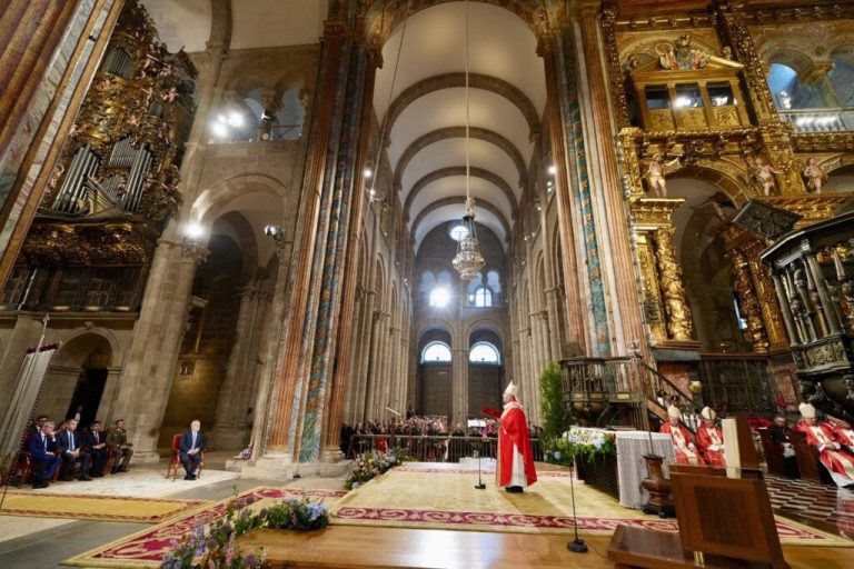 El arzobispo de Santiago reivindica la dignidad «inviolable» de «quien llega desde lejos» y del que «piensa diferente»
