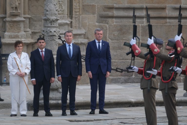 Santiago vive su día grande entre colas en el Obradoiro y turistas que echaron de menos a Felipe VI: «No está ni Perry»