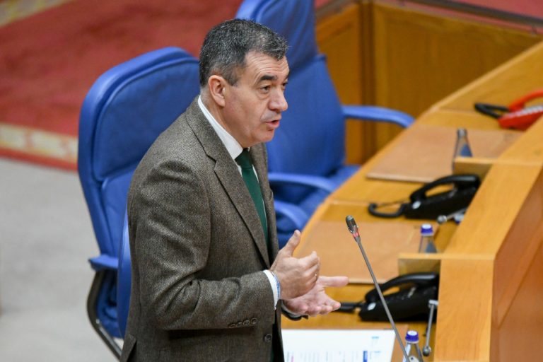 La Xunta ve «preocupante» la situación económica de la UDC y le pide medidas que lleven a una «gestión razonable»