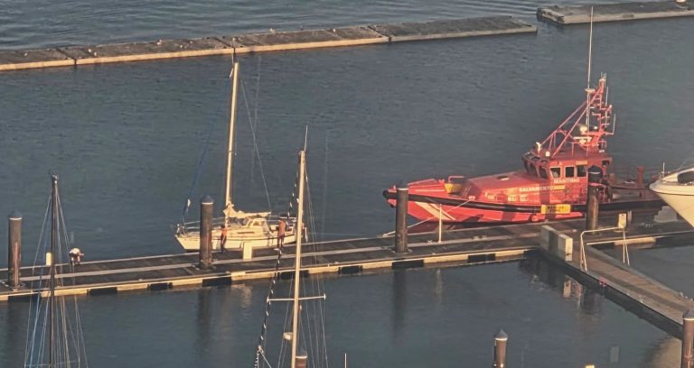 Sucesos.- Salvamento rescata al tripulante de un velero que pidió auxilio cerca de cabo Prior, en Ferrol