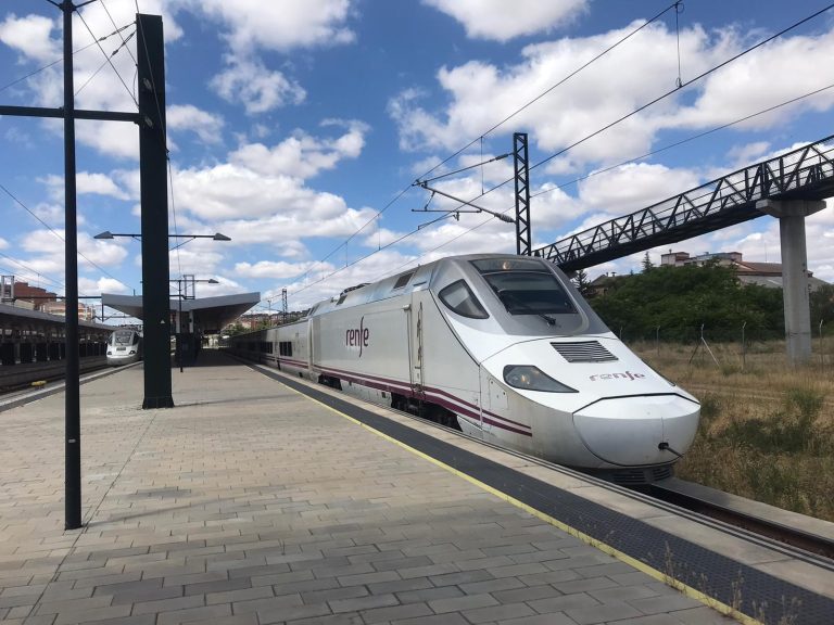 Competencia pide a Adif bajar en 2026 y 2027 las tarifas de los servicios de ancho variable a Galicia, entre otros