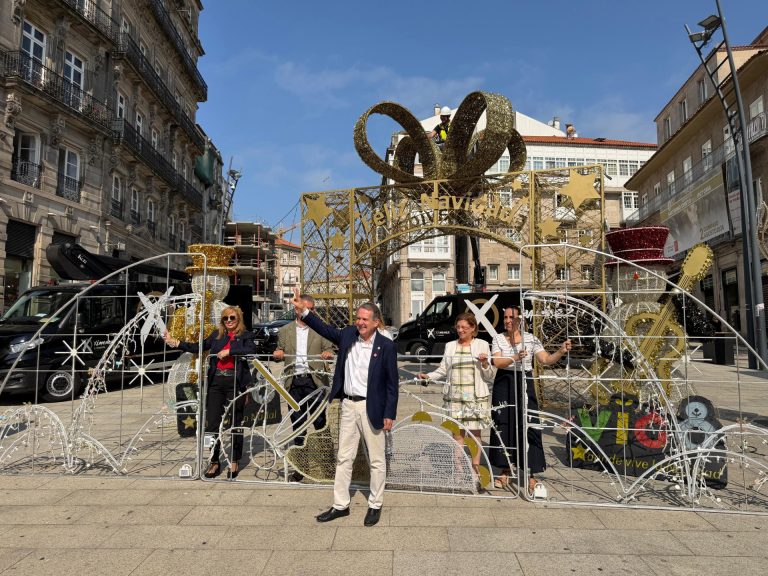 Vigo inicia el montaje de sus «12 millones» de luces de Navidad y Caballero clama: «Invito a toda España a que se venga»