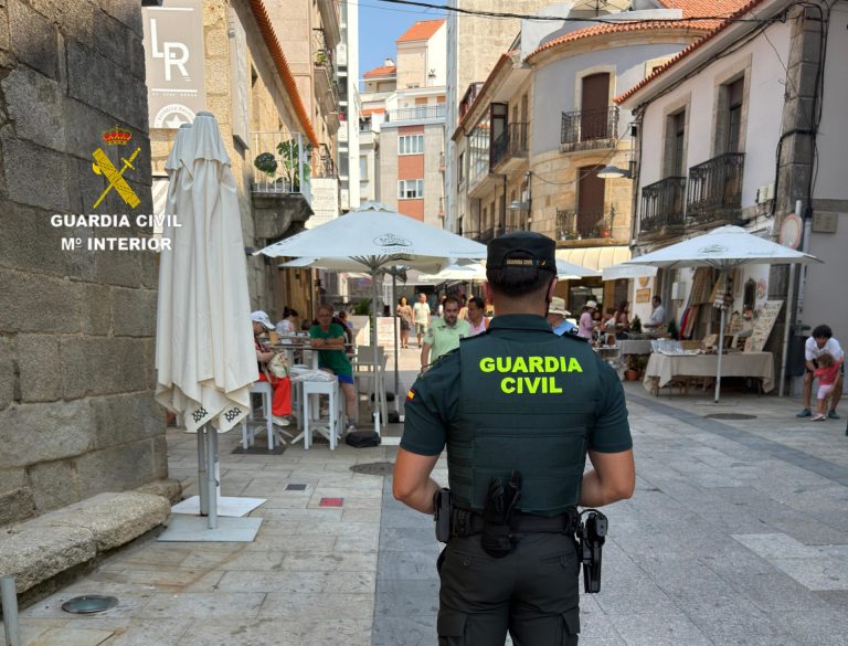 Sucesos.- Investigan a un matrimonio por realizar el ‘timo del cambio’ en un bar de Sanxenxo y agredir al propietario