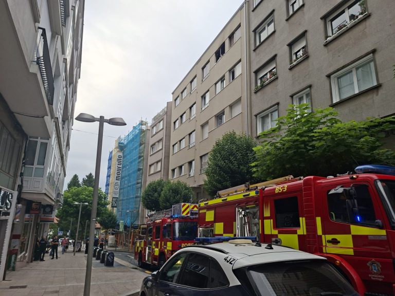 Sucesos.- Un incendio en una vivienda de Santiago calcina una habitación sin que nadie resulte herido