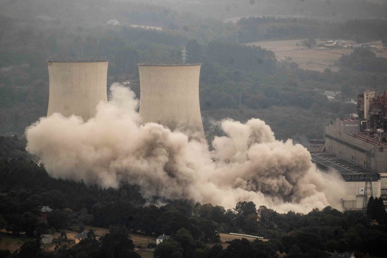 As Pontes (A Coruña) se despide de sus gigantes de hormigón con la voladura de las cuatro torres de refrigeración