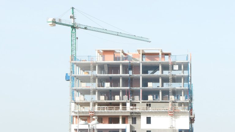 Las licencias para contruir edificios bajan a 178 en abril en Galicia, un 12,75% menos