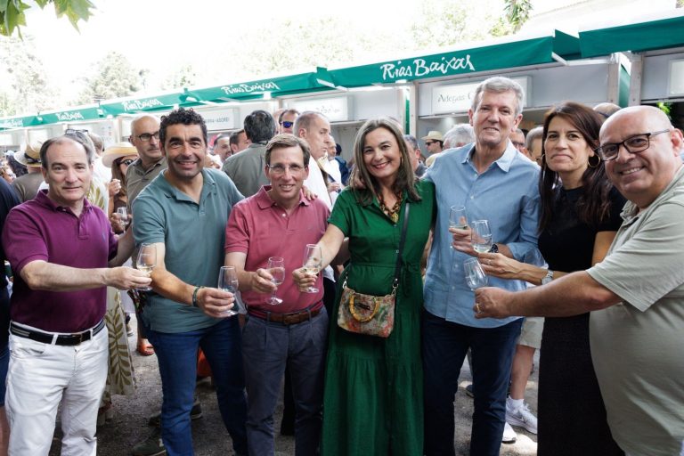 Alfonso Rueda y Martínez-Almeida celebran la «gran fiesta» del Albariño en Cambados (Pontevedra)