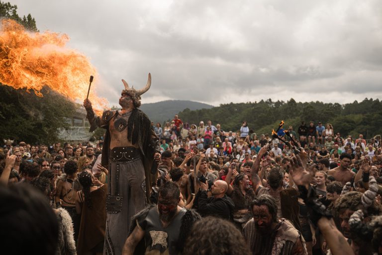 Catoira (Pontevedra) celebra el tradicional desembarco de su Romaría Vikinga ante la mirada de miles de personas