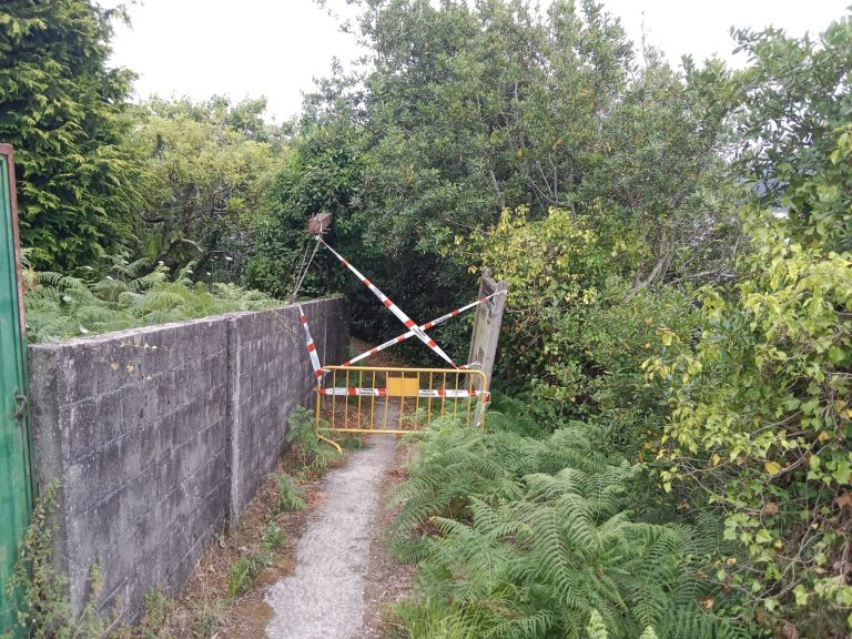 Paderme valla el acceso a la playa de A Xurela por peligro de desprendimientos en las escaleras de bajada