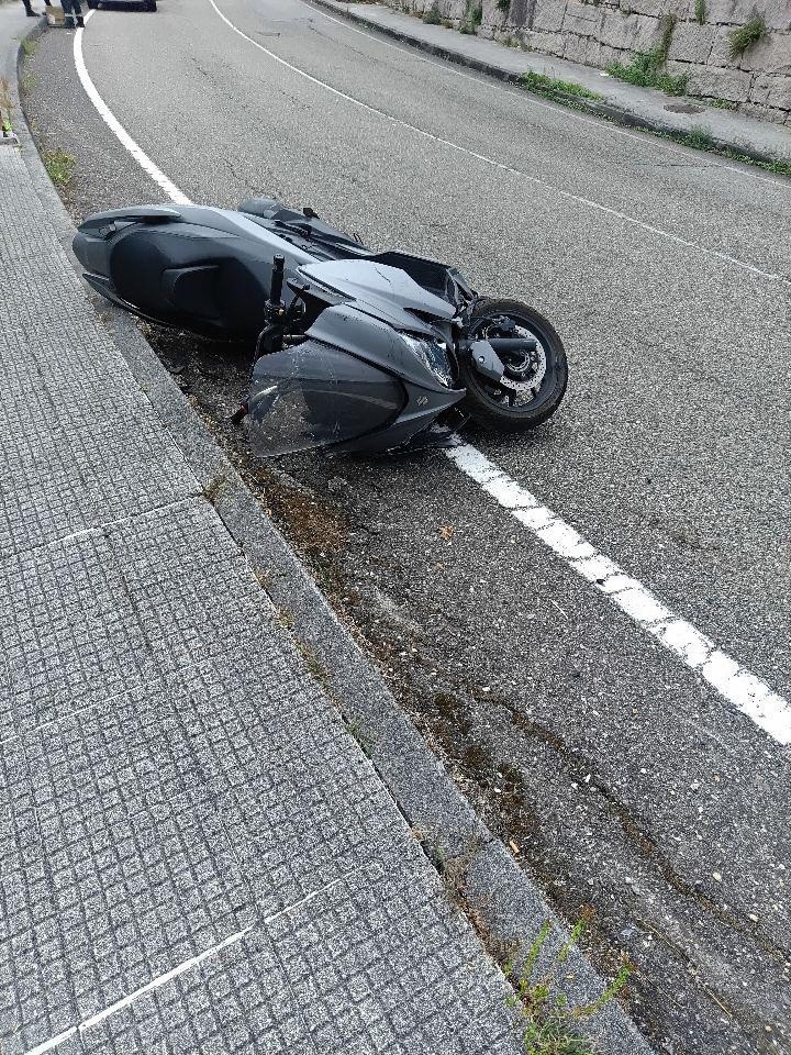 Herido muy grave un motorista de 60 años tras impactar contra un vehículo en la parroquia viguesa de Valladares