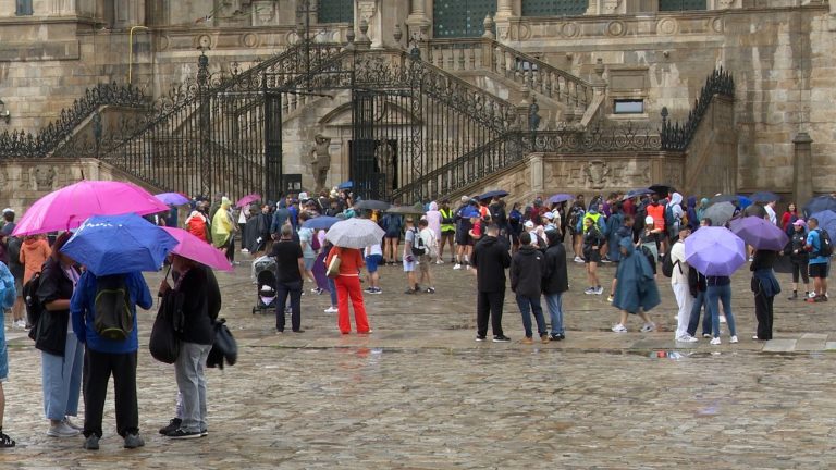 Turismo.- Los peregrinos llenan Santiago agradeciendo el «fresquito»: «Hoy es un día perfecto con lluvia»