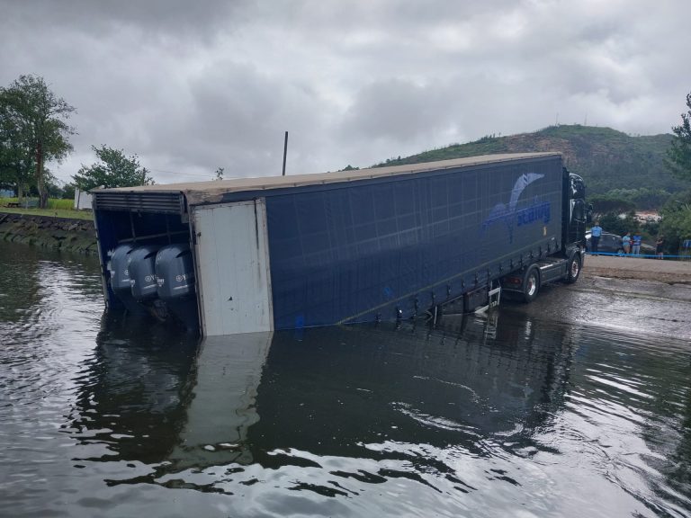 Sucesos.- Hallan un camión encallado en el río en Caminha (Portugal) con una lancha de alta velocidad en su interior