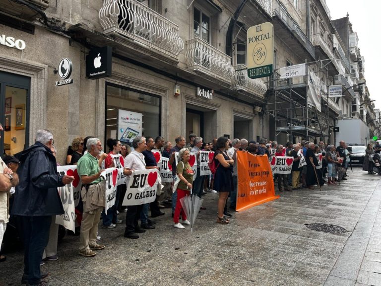Denuncian la «galegofobia» de una tienda tecnológica de Vigo por «negarse» a atender a una persona por hablar gallego