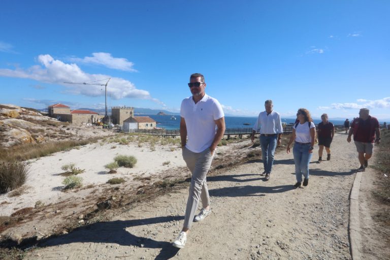 López Campos visita la Illa de Sálvora para conocer las necesidades de actuación en materia de patrimonio
