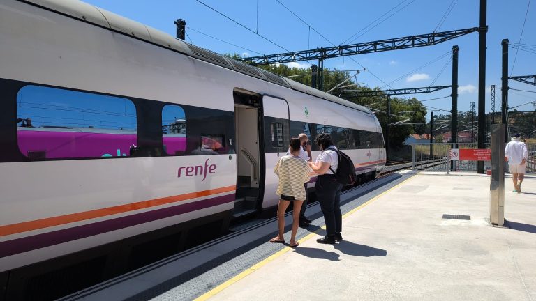 Restablecida la circulación ferroviaria tras interrumpirse por un incendio próximo a las vías de tren en A Coruña