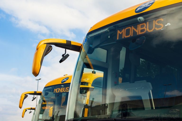 Monbus recomienda adelantar los desplazamientos del día del eclipse para evitar los servicios «más saturados»