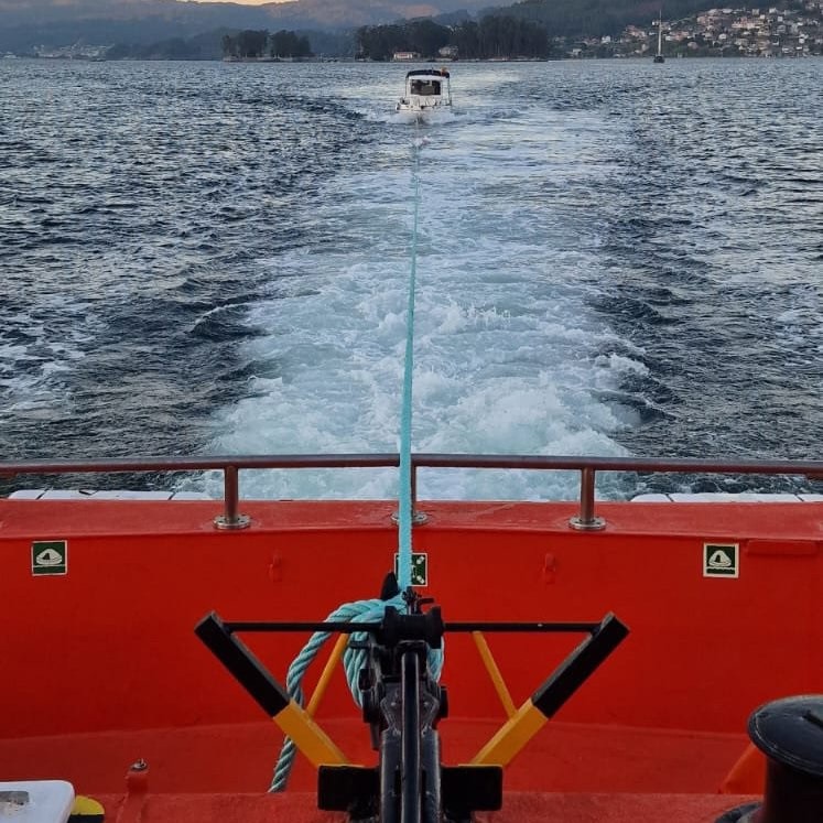 Sucesos.- Remolcan una embarcación que se quedó a la deriva cerca de la isla de San Simón
