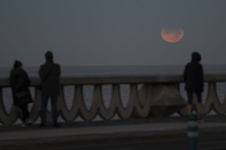 Aemet mantiene el riesgo de incendios «muy alto» o «extremo» para el eclipse y advierte de nubes en el norte de España