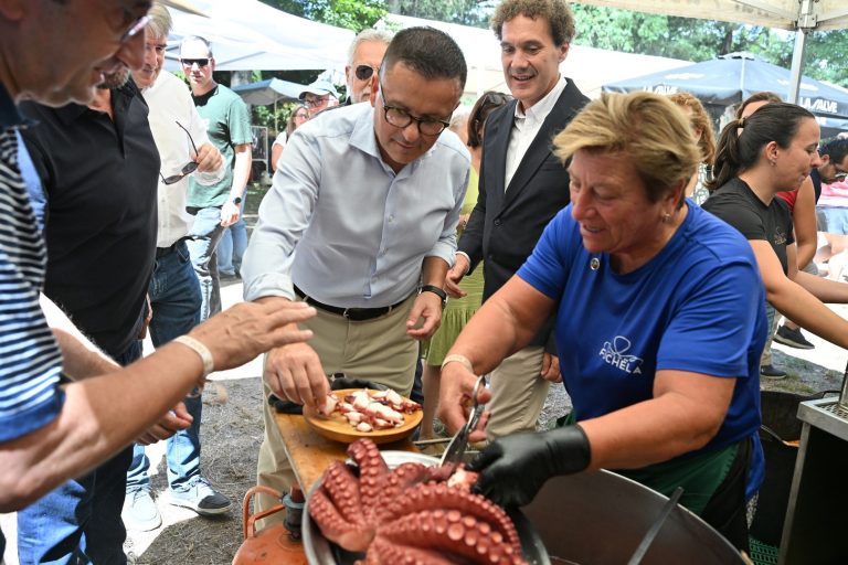 Xunta destaca el «potencial para generar riqueza» de la Festa do Pulpo de O Carballiño y el saber hacer de las pulperas