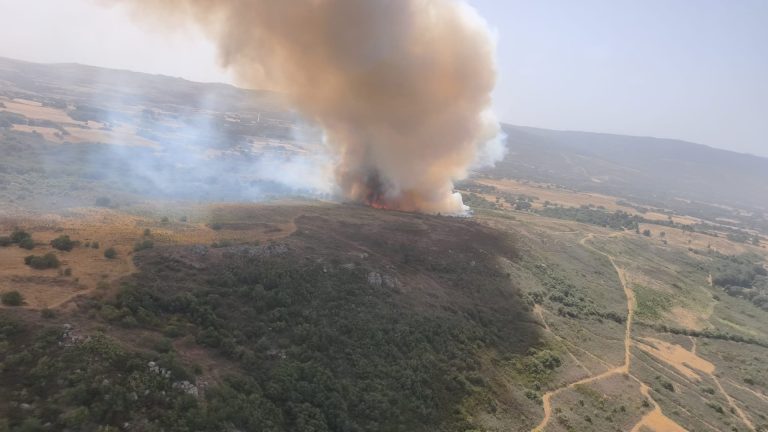 Controlado uno de los incendios de Rodeiro (Pontevedra), que calcina 20 hectáreas
