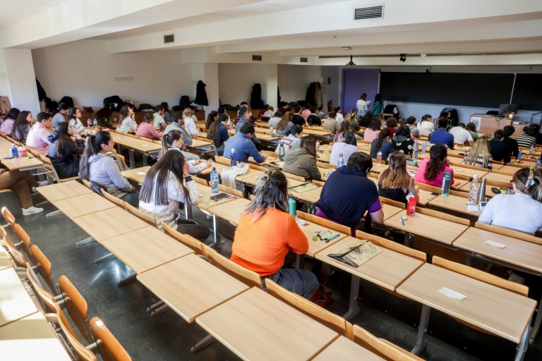 BOE publica la oferta de plazas de Formación Sanitaria Especializada para 2027, 12.850 en toda España y 725 en Galicia