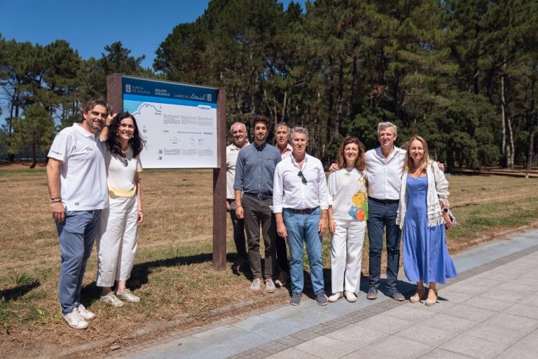 Rueda reivindica el Camino del Litoral en un paseo con Feijóo en Cabanas (A Coruña)