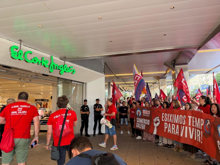 Un centenar de empleados del comercio protesta en Vigo contra el trabajo los festivos: «Exigimos tiempo para vivir»