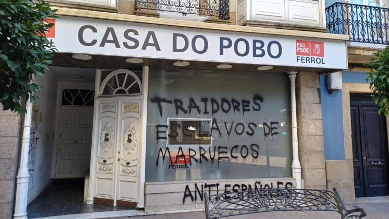 El PSOE denuncia pintadas en su sede de Ferrol que vincula con «mensajes de odio promovidos por la extrema derecha»