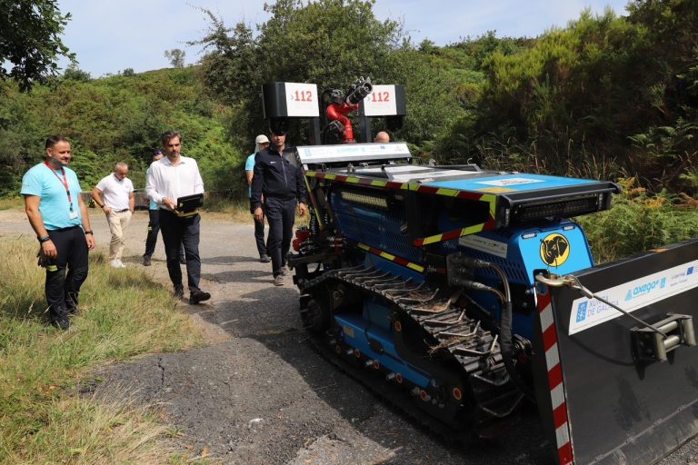 La Xunta comprueba la operatividad del nuevo dron subacuático y del robot de intervención antiincendios de la Axega