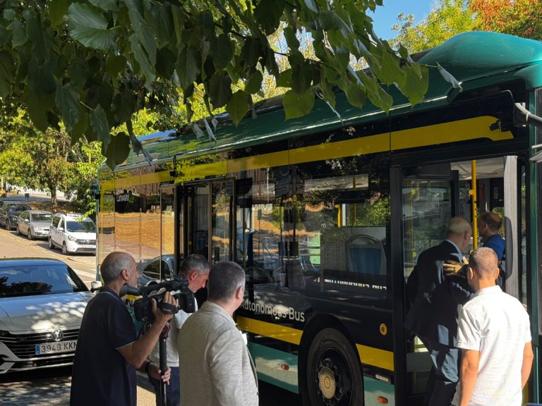 UNVI presenta en el Campus de Ourense su primer autobús urbano 100% eléctrico y de conducción autónoma