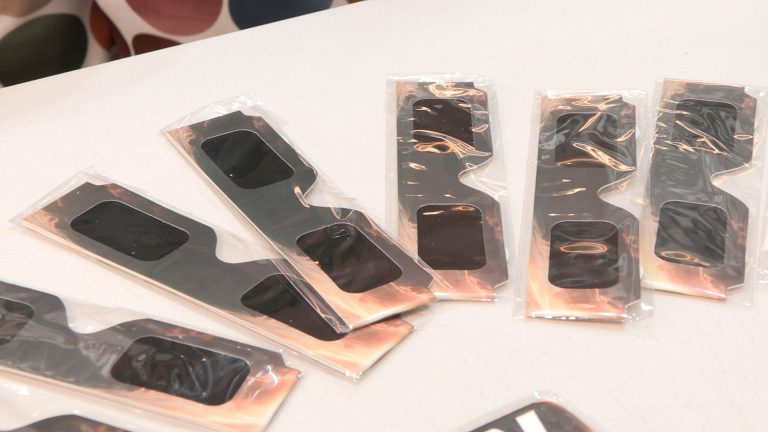 Eclipse.- El Gobierno insta a mantener puestas las gafas certificadas «en todo momento» y a vigilar a niños y mayores