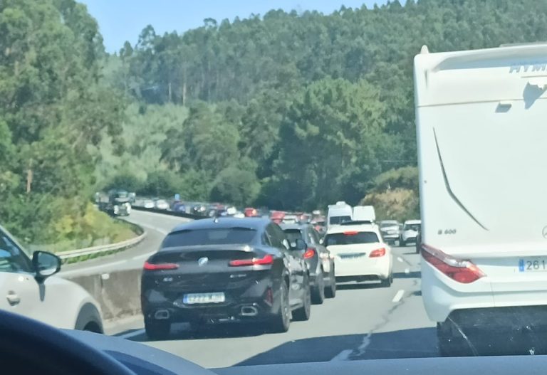 Retenciones de hasta seis kilómetros en la AP-9 a su paso por Padrón (A Coruña) debido a una avería en un vehículo