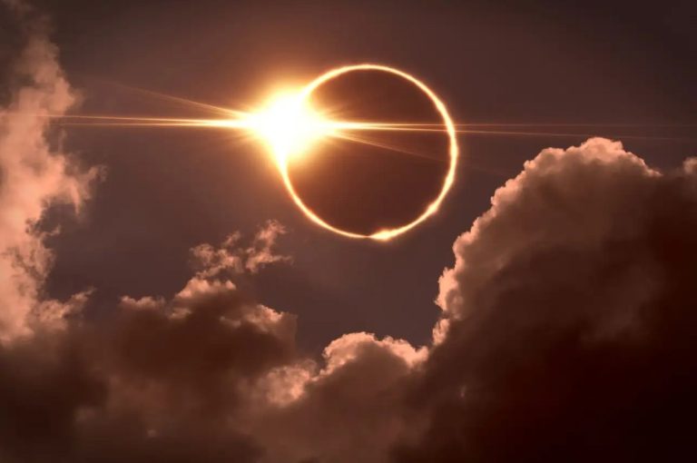 Eclipse.- Personas con equipos para grabar el fenómeno astronómico, la imagen del día este miércoles