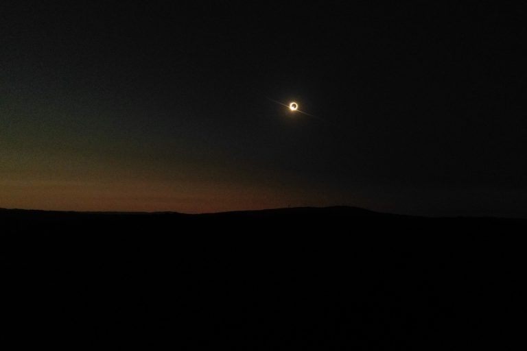 El eclipse solar en Galicia: un acontecimiento «espectacular» con seguimiento desigual por las nubes