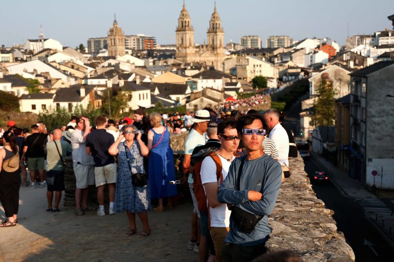 Eclipse.- El regreso a casa tras el eclipse colapsa varios puntos de Galicia