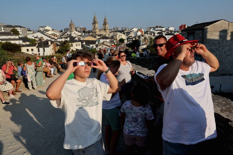 Eclipse.- Ciencia hace un balance «positivo» del eclipse y felicita a la ciudadanía por seguirlo «con responsabilidad»