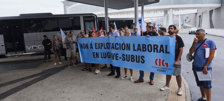 Trabajadores de Lugove se concentran en Vigo ante la «explotación laboral» que viven: «La empresa no quiere negociar»