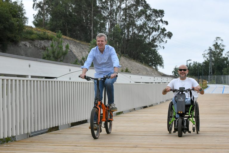 Alfonso Rueda se sube a la bicicleta para estrenar la senda peatonal que une Milladoiro y la Intermodal de Santiago