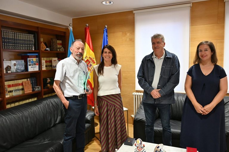 La conselleira de Vivenda mantiene un encuentro de trabajo con el alcalde de Beariz (Ourense)