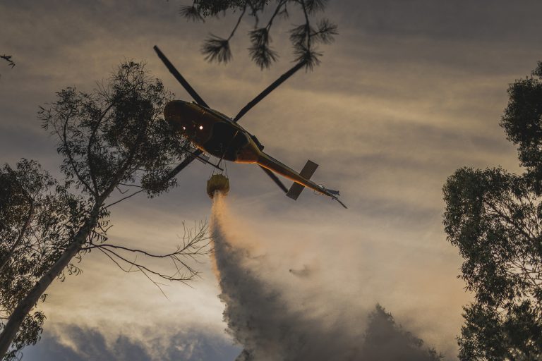 Rural.- Controlado el incendio forestal de Lousame tras quemar unas 30 hectáreas