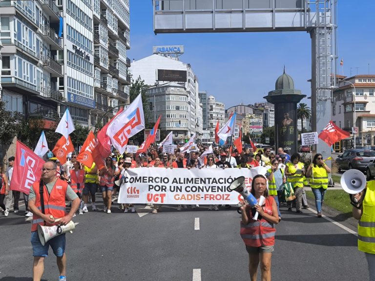 Personal del comercio de alimentación de A Coruña secunda una nueva jornada de huelga en demanda de mejoras laborales