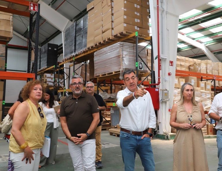 La Consellería de Educación distribuyó el último año 30.000 unidades de equipamiento a los centros públicos